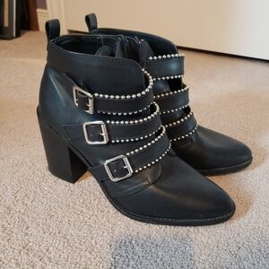 Steve Madden size 10 black boots with silver buckles